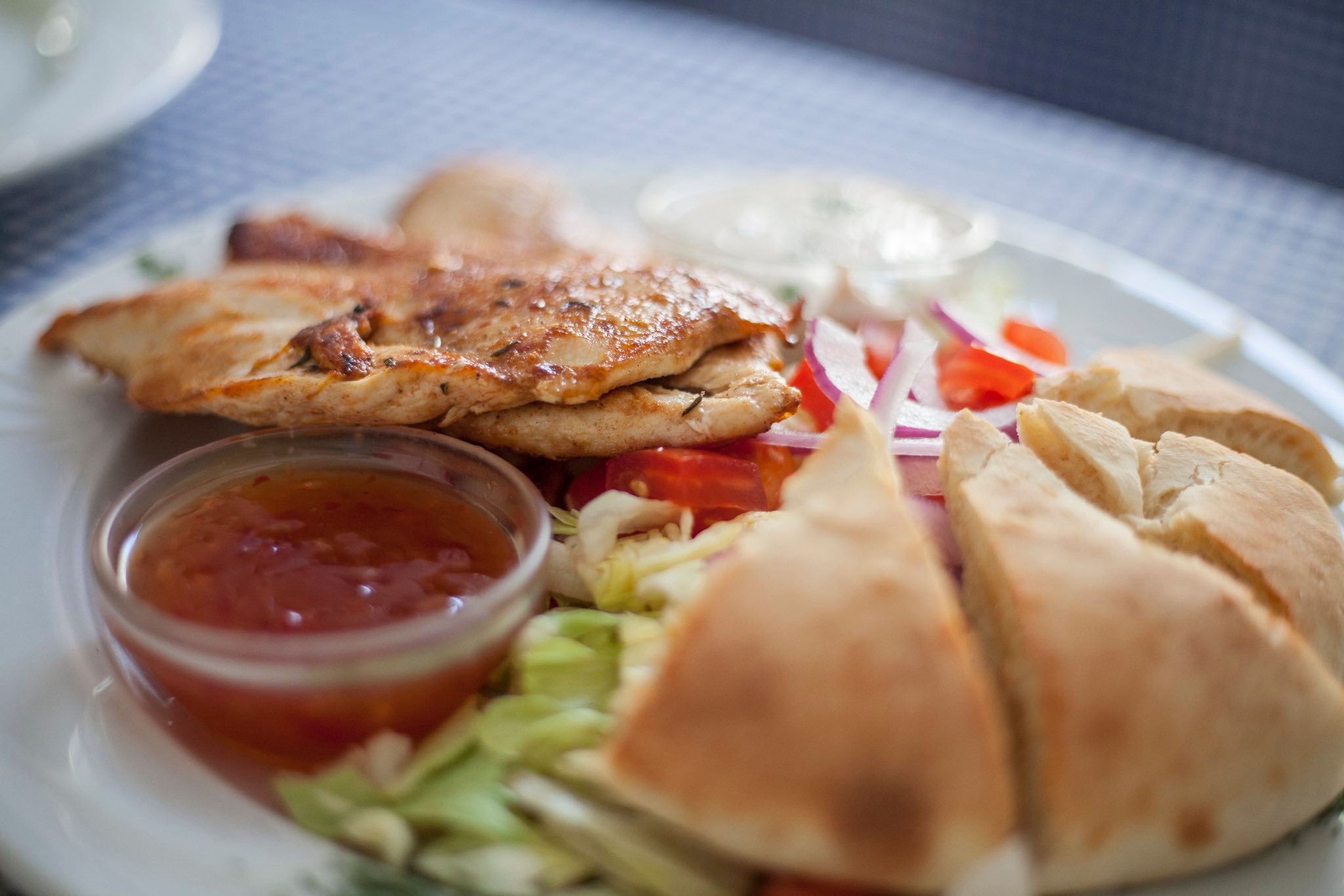 Roston csirkemell pitával, salátával