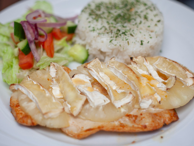 Ananászos camembertes csirkemell 